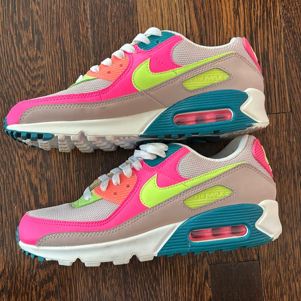 Nike Air Max
Worn once 
No box